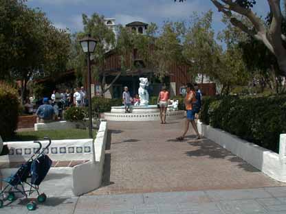 Fountain Walkway 5L1.JPG (23566 bytes)