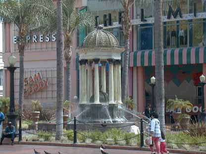 Horton Plaza Fountain 5L1.JPG (25581 bytes)