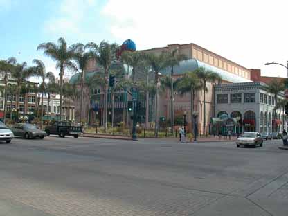 Horton Plaza Wide 5L1.JPG (18400 bytes)