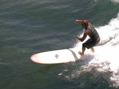 Surfer under Pier 5L1.JPG (14797 bytes)