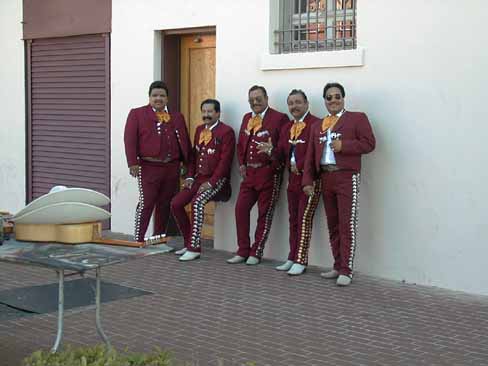 34 Mariachis 6L1.JPG (24065 bytes)