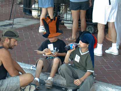 35 Kids Sitting 5L1.JPG (24973 bytes)