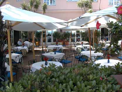 Valencia Hotel Patio 5L1.JPG (30941 bytes)